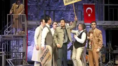 Haldun Taner’in kaleme aldığı “Gözlerimi Kaparım Vazifemi Yaparım” oyunu, toplumsal