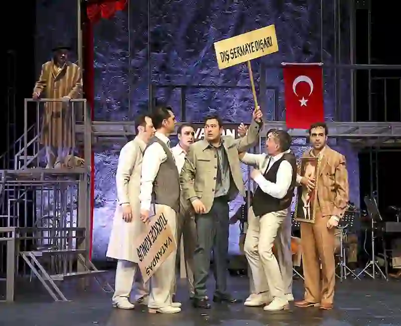 Haldun Taner’in kaleme aldığı “Gözlerimi Kaparım Vazifemi Yaparım” oyunu, toplumsal